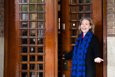 911032 Afbeelding van wethouder Anke Klein die de deuren opent van de Bibliotheek Neude (Neude 11) te Utrecht tijdens ...